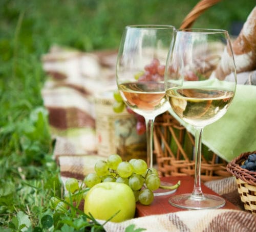 Keranjang Piknik dan Anggur