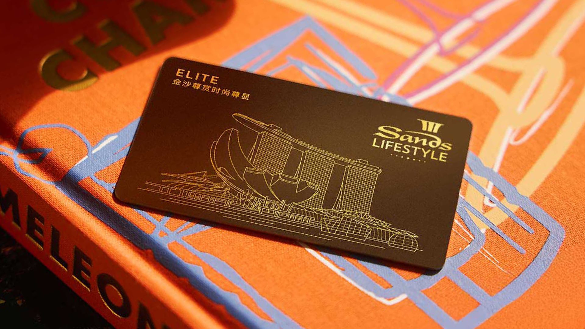 Pasangan berbelanja di The Shoppes