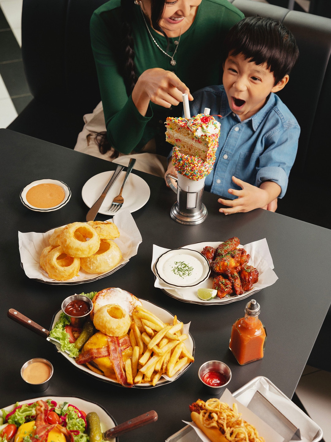Black Tap merangkum nikmatnya kelezatan makanan yang menenangkan, yang akrab di lidah dengan cita rasa paling berani. 