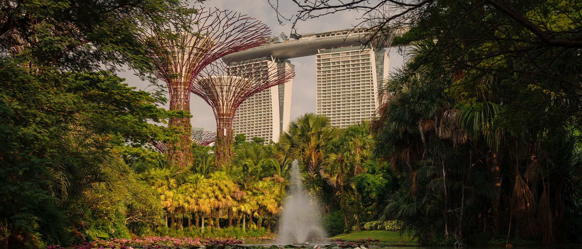 Pemandangan Marina Bay Sands dari Gardens by the Bay
