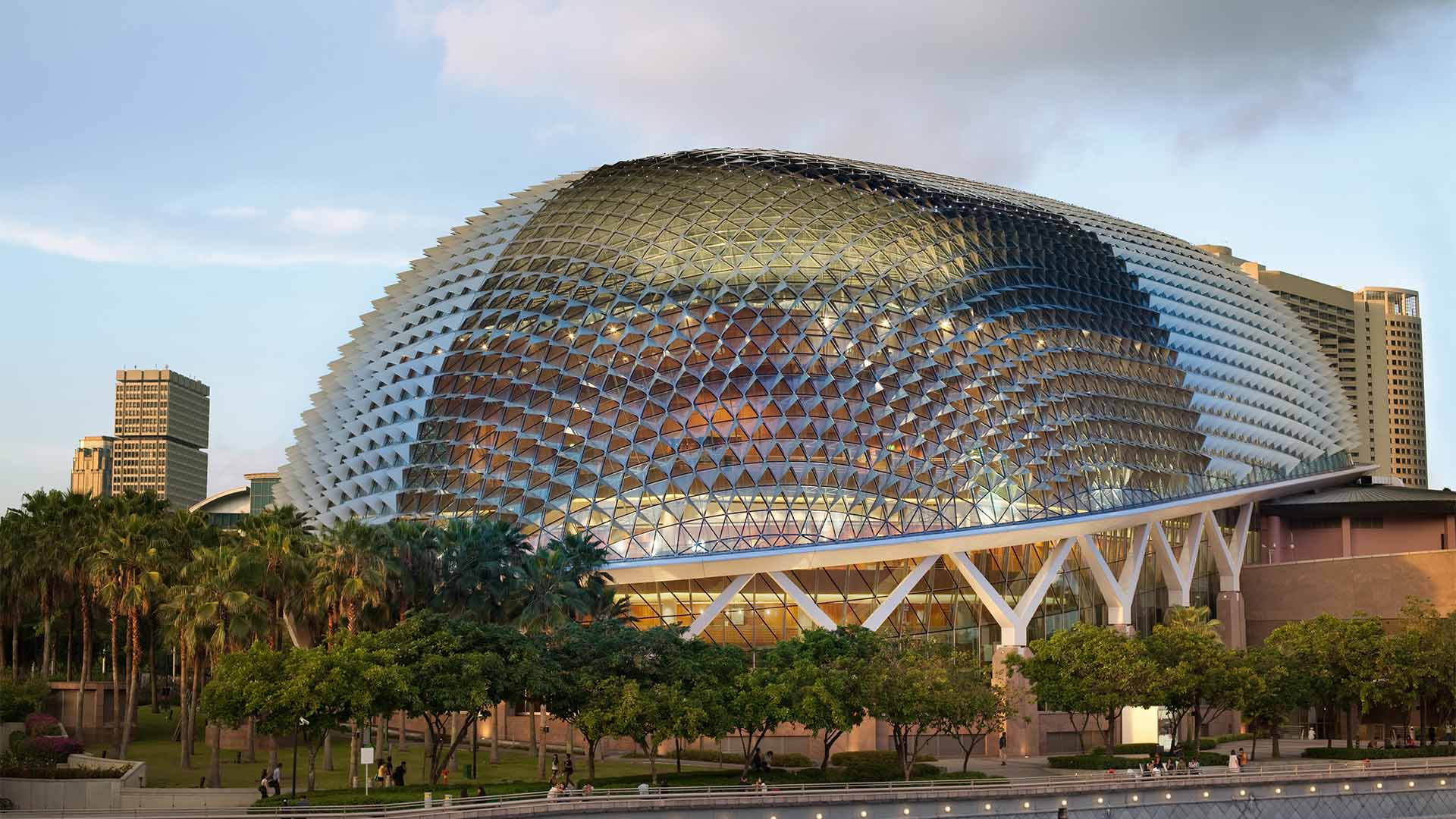 Tampak atas Esplanade, destinasi instagrammable unggulan di Singapura dengan infrastruktur menyerupai durian