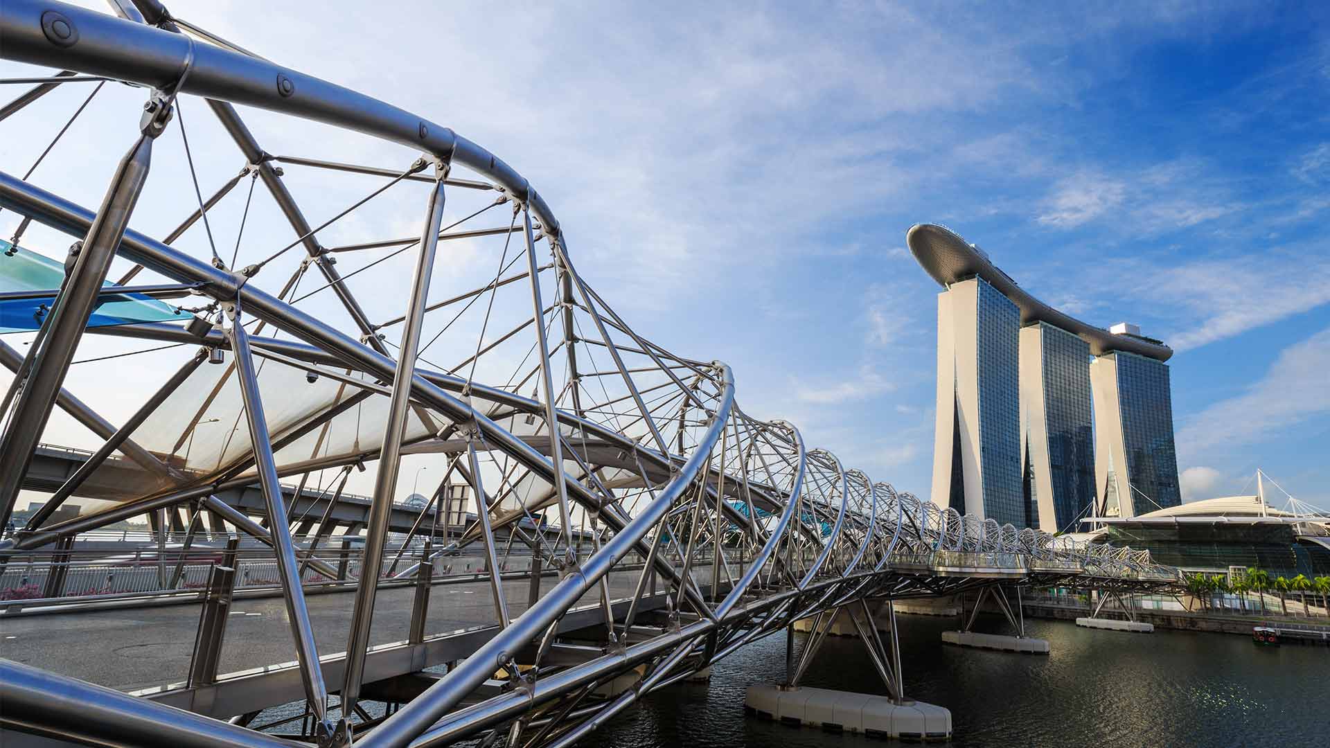 Helix Bridge di Marina Bay, lokasi berfoto yang populer di Singapura
