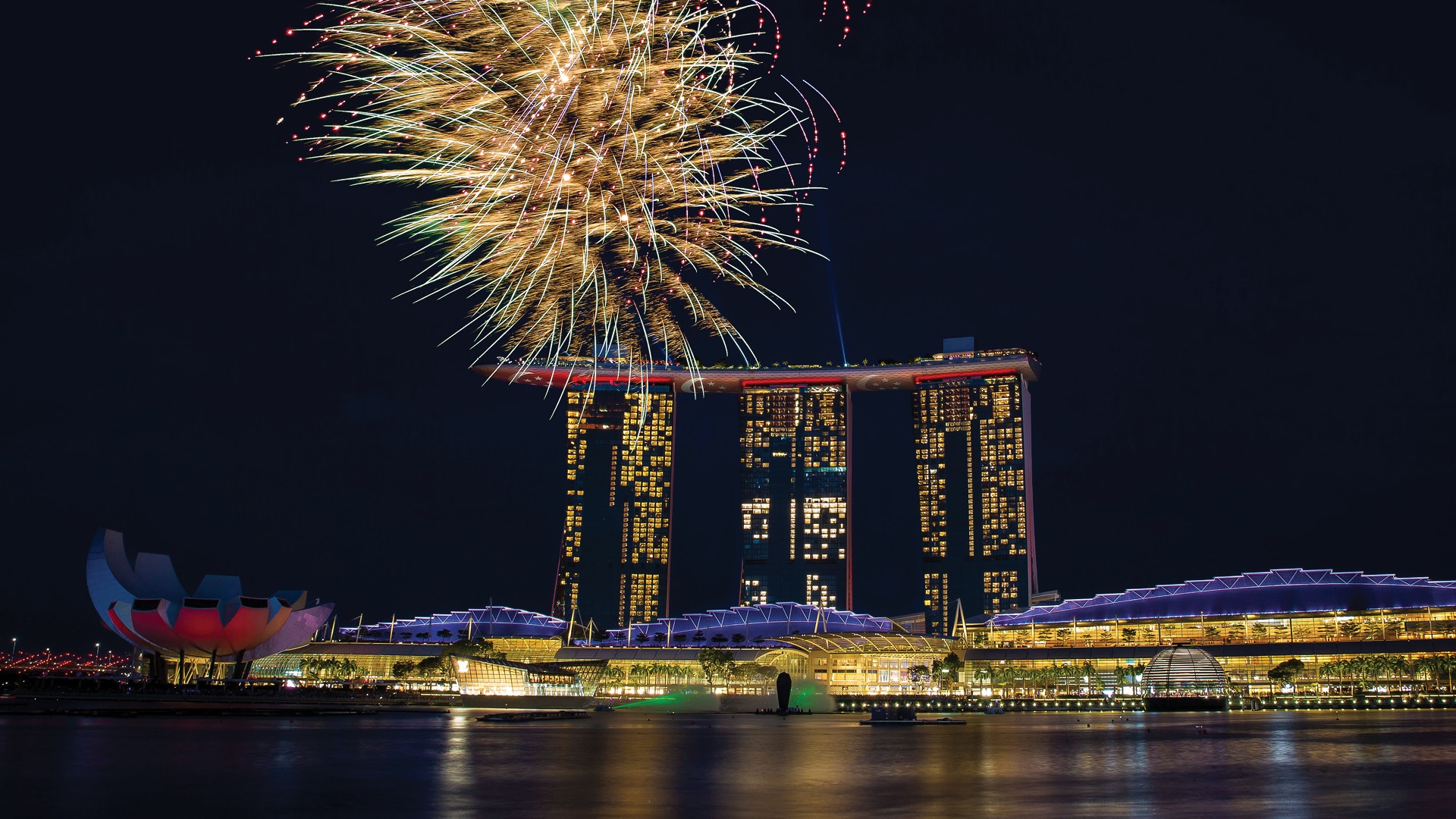 Kembang api Hari Kemerdekaan di Singapura disaksikan dari atas atap Marina Bay Sands