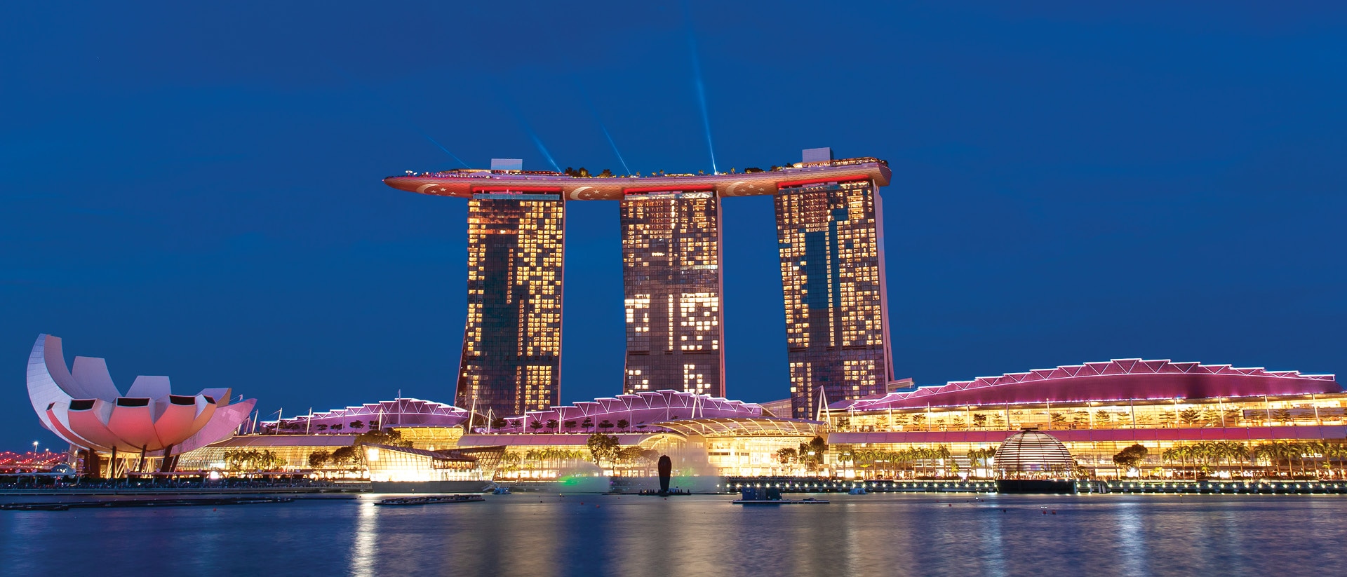 Pemandangan kembang api National Day di Singapura dari atas atap Marina Bay Sands