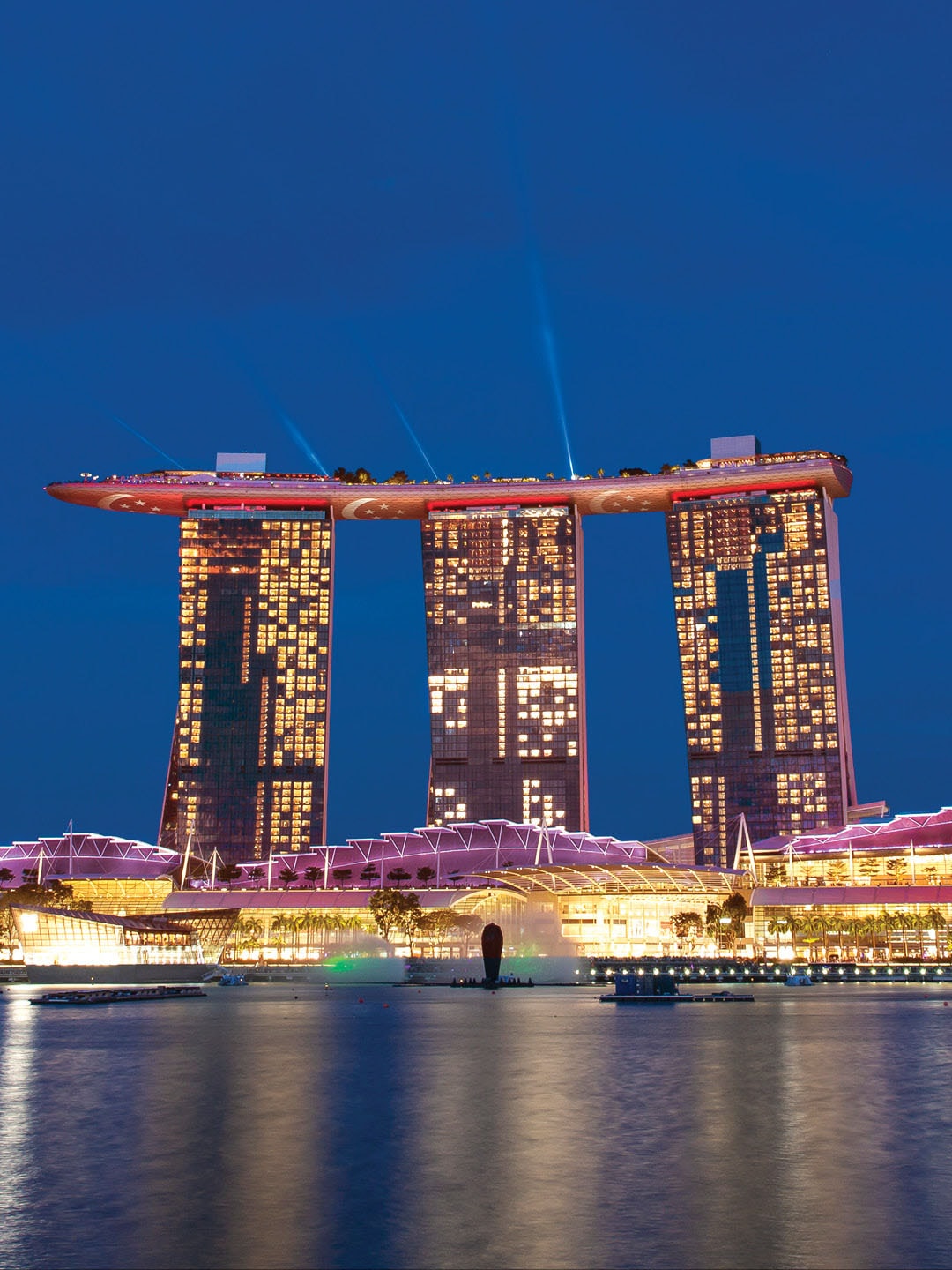 Pemandangan kembang api National Day di Singapura dari atas atap Marina Bay Sands