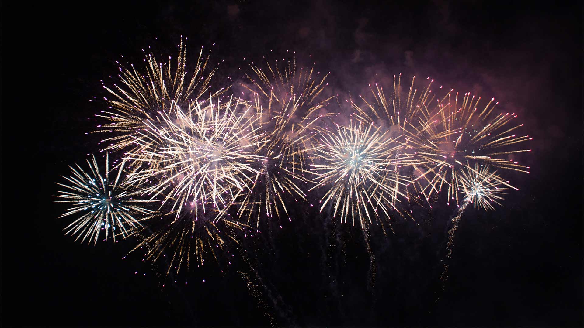 Kembang api di langit untuk perayaan Malam Tahun Baru di Singapura