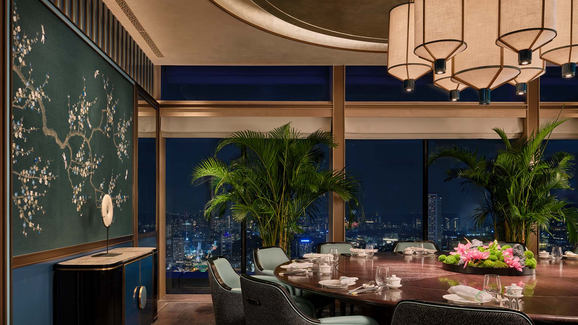 Ruang bersantap di Jin Ting Wan dengan pemandangan panorama kota untuk makan malam Malam Tahun Baru 2025