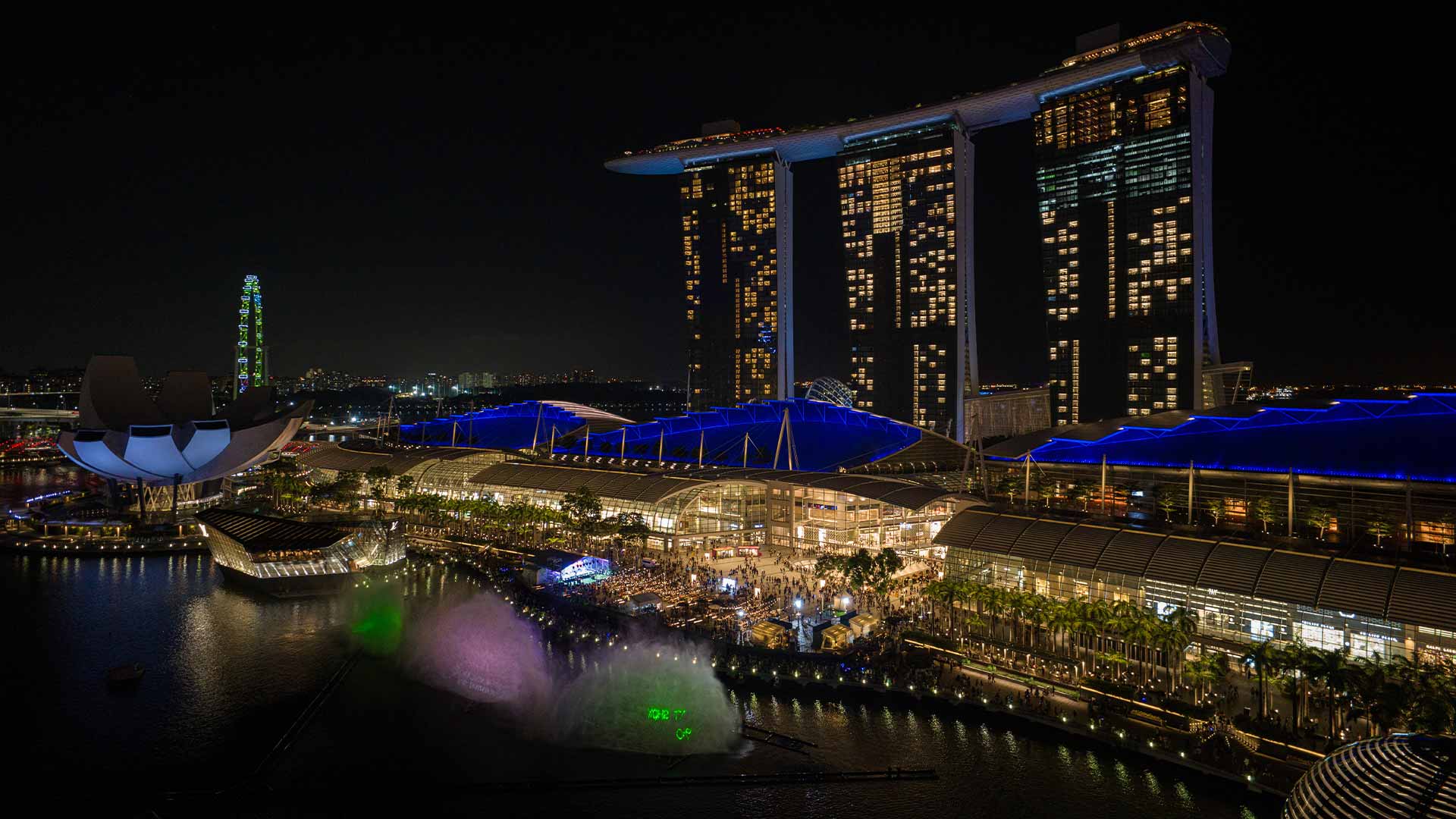 Pemandangan malam Marina Bay Sands selama Malam Tahun Baru di Singapura