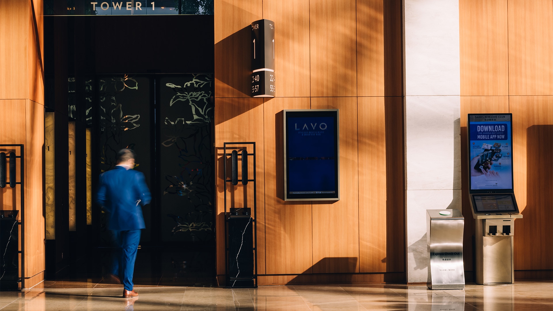 Lobi lift hotel di Marina Bay Sands, Tower 1