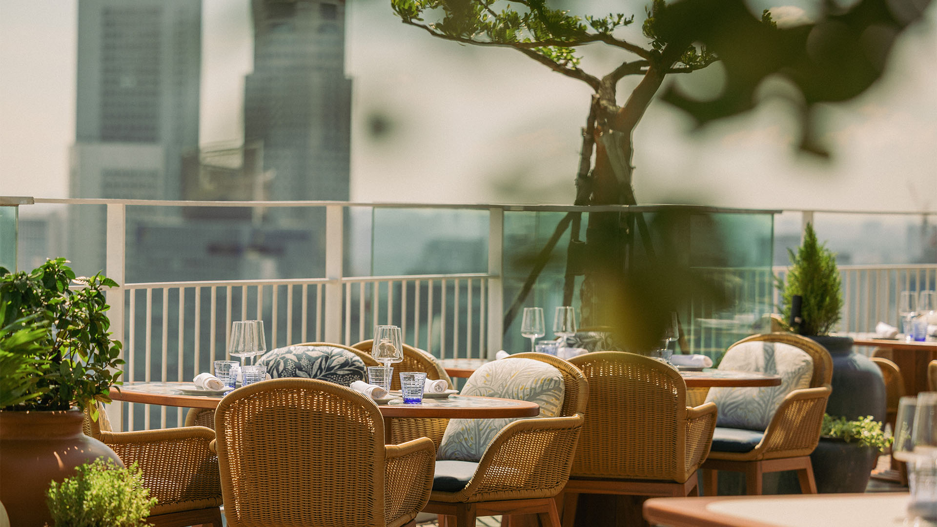 LAVO, Restoran di puncak gedung dengan menu santap siang di Marina Bay Sands di Singapura