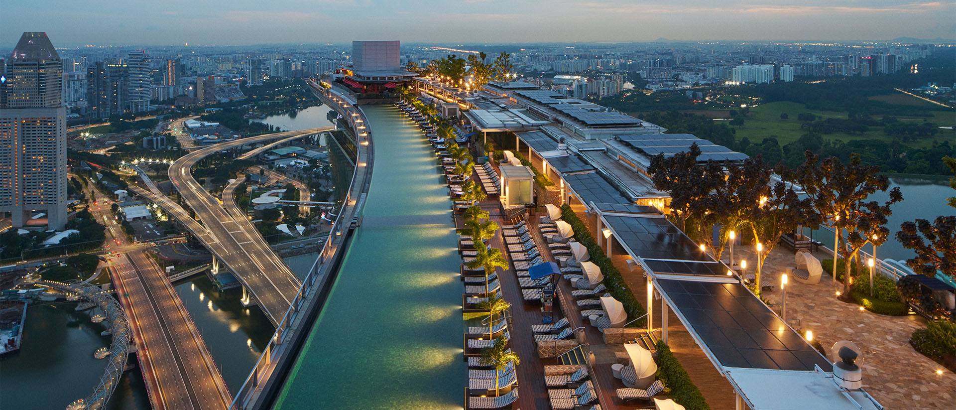 Pemandangan dari atas Infinity Pool ikonis di Marina Bay Sands, tujuan wisata yang wajib dikunjungi dalam rencana perjalanan wisata Anda di Singapura