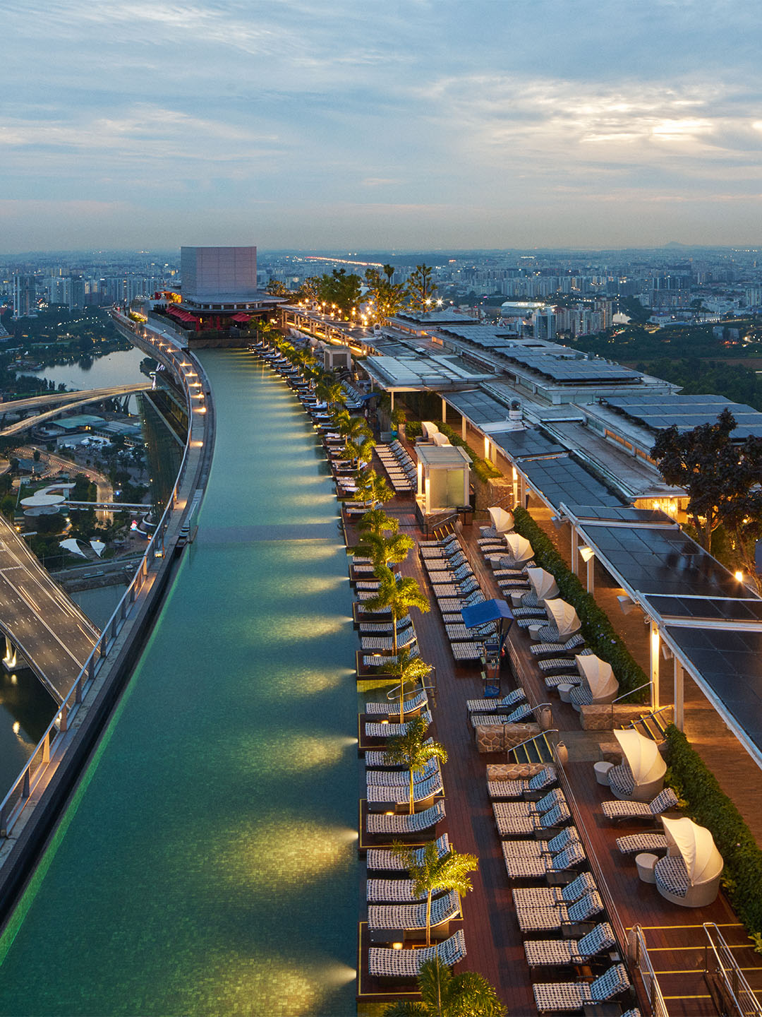 Pemandangan dari atas Infinity Pool ikonis di Marina Bay Sands, tujuan wisata yang wajib dikunjungi dalam rencana perjalanan wisata Anda di Singapura