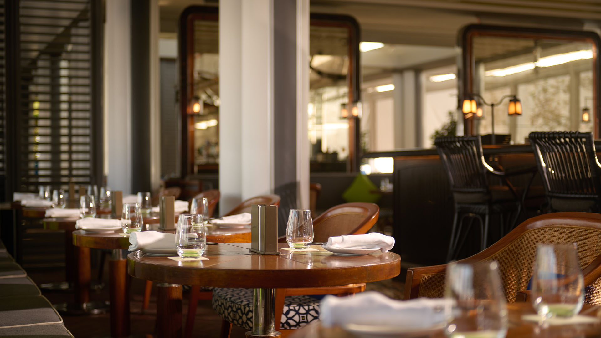 Area bersantap di Spago Bar & Lounge, sebuah Restoran di lantai atap Marina Bay Sands di Singapura