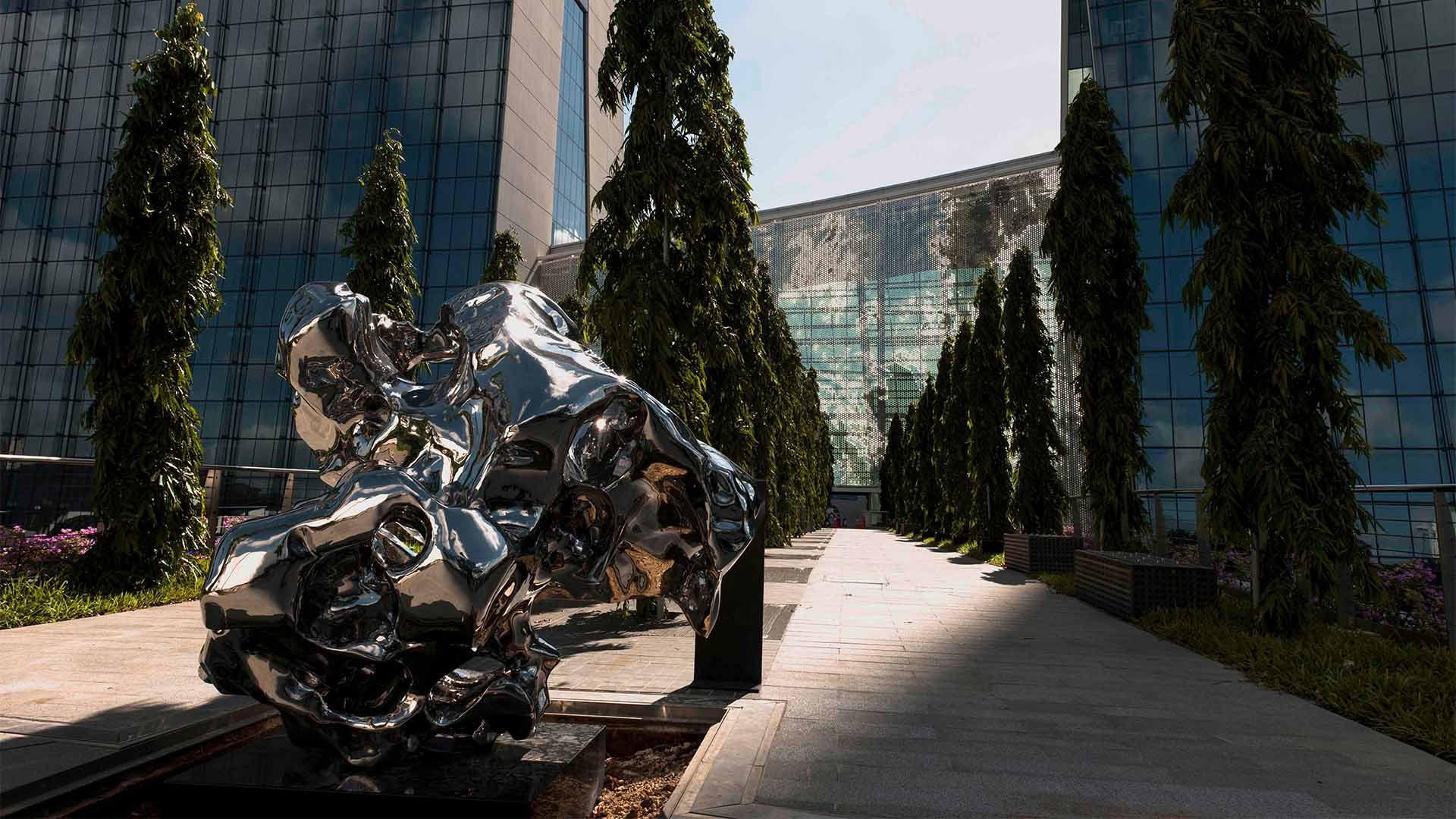 Cermin reflektif, sebuah karya seni di area pejalan kaki menuju Marina Bay Sands, Singapura