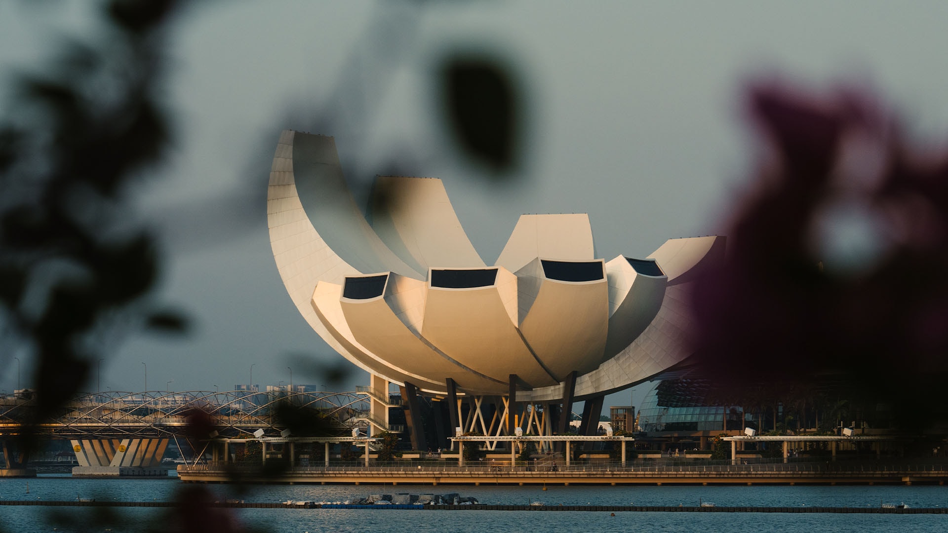 Eksterior ArtScience Museum di Singapura, bangunan berbentuk teratai