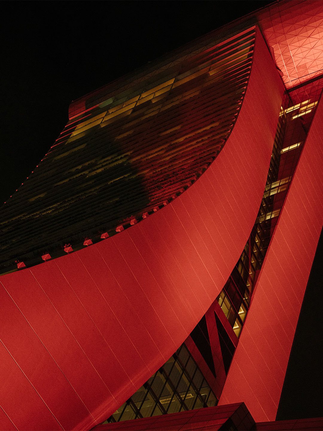 Gambar dekat eksterior struktur arsitektur melengkung Marina Bay Sands, Singapura