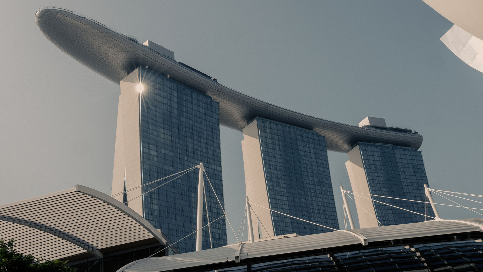 Gambar dekat arsitektur Marina Bay Sands, Singapura