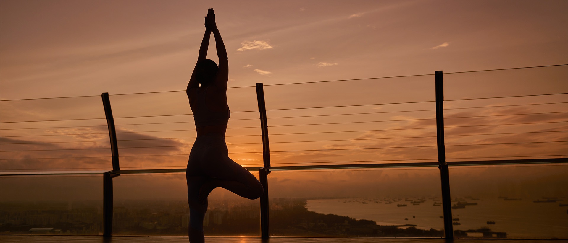 Wanita dalam pose yoga untuk perawatan kecantikan dan kebugaran di Singapura