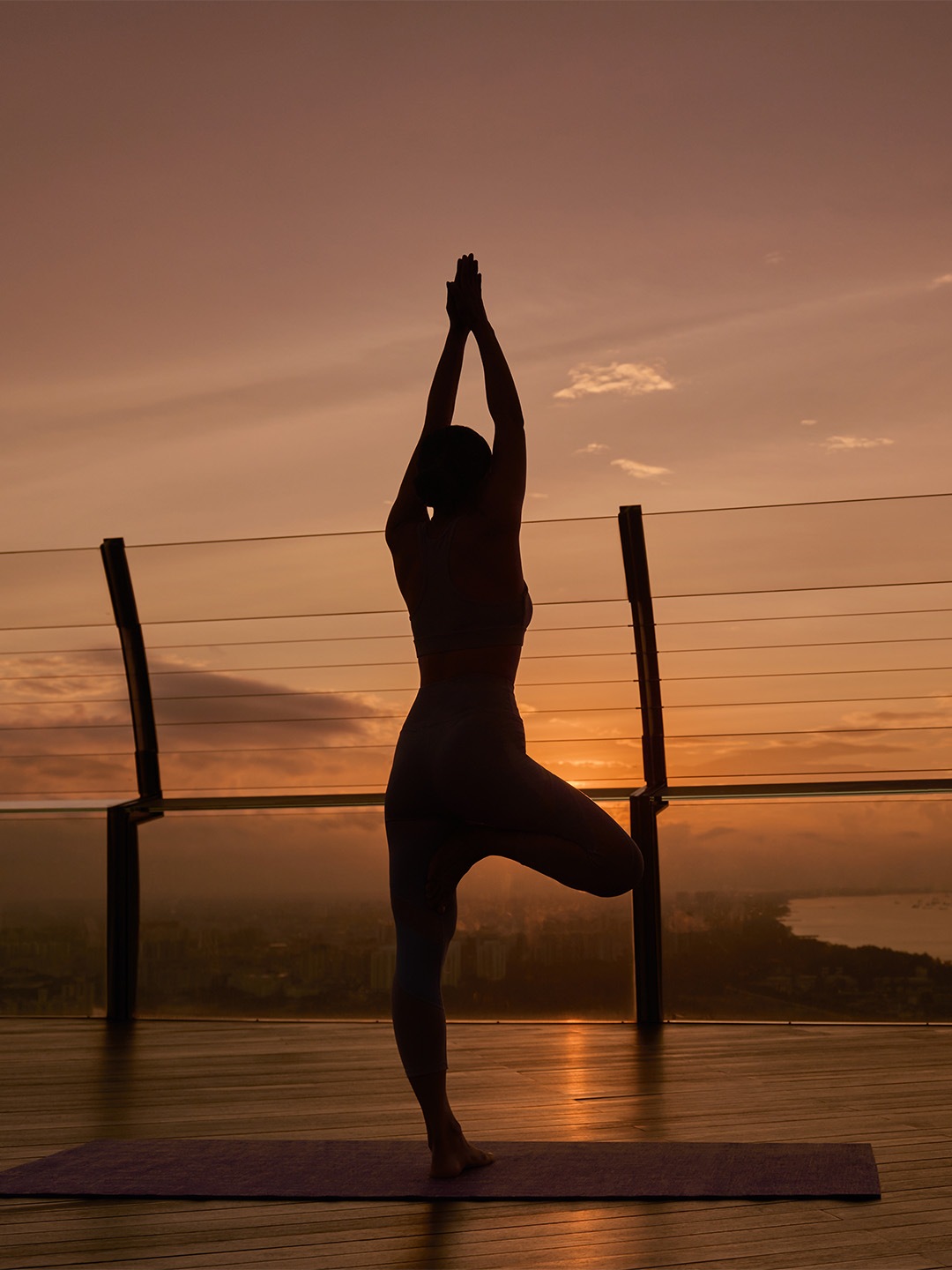 Wanita dalam pose yoga untuk perawatan kecantikan dan kebugaran di Singapura