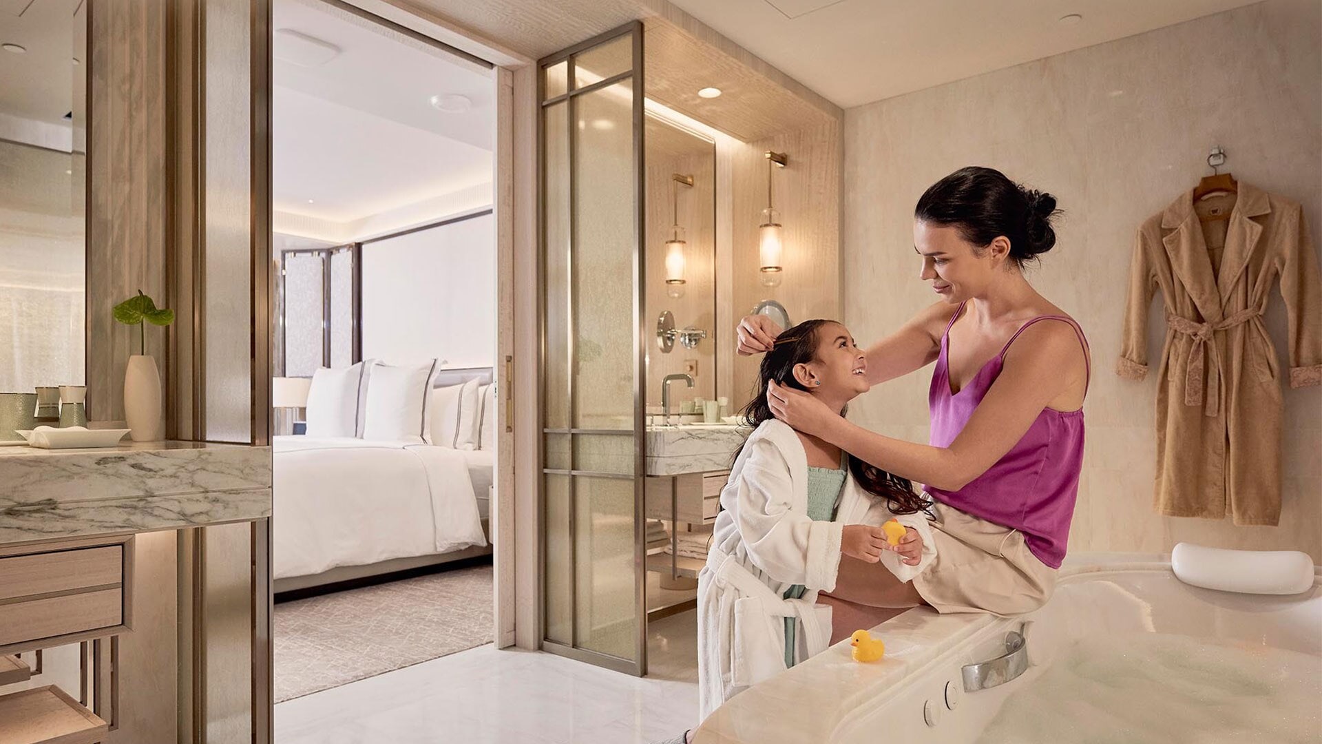 Ibu dan putrinya di kamar mandi Sands Family Suite, sebuah hotel dengan kamar keluarga di Singapura