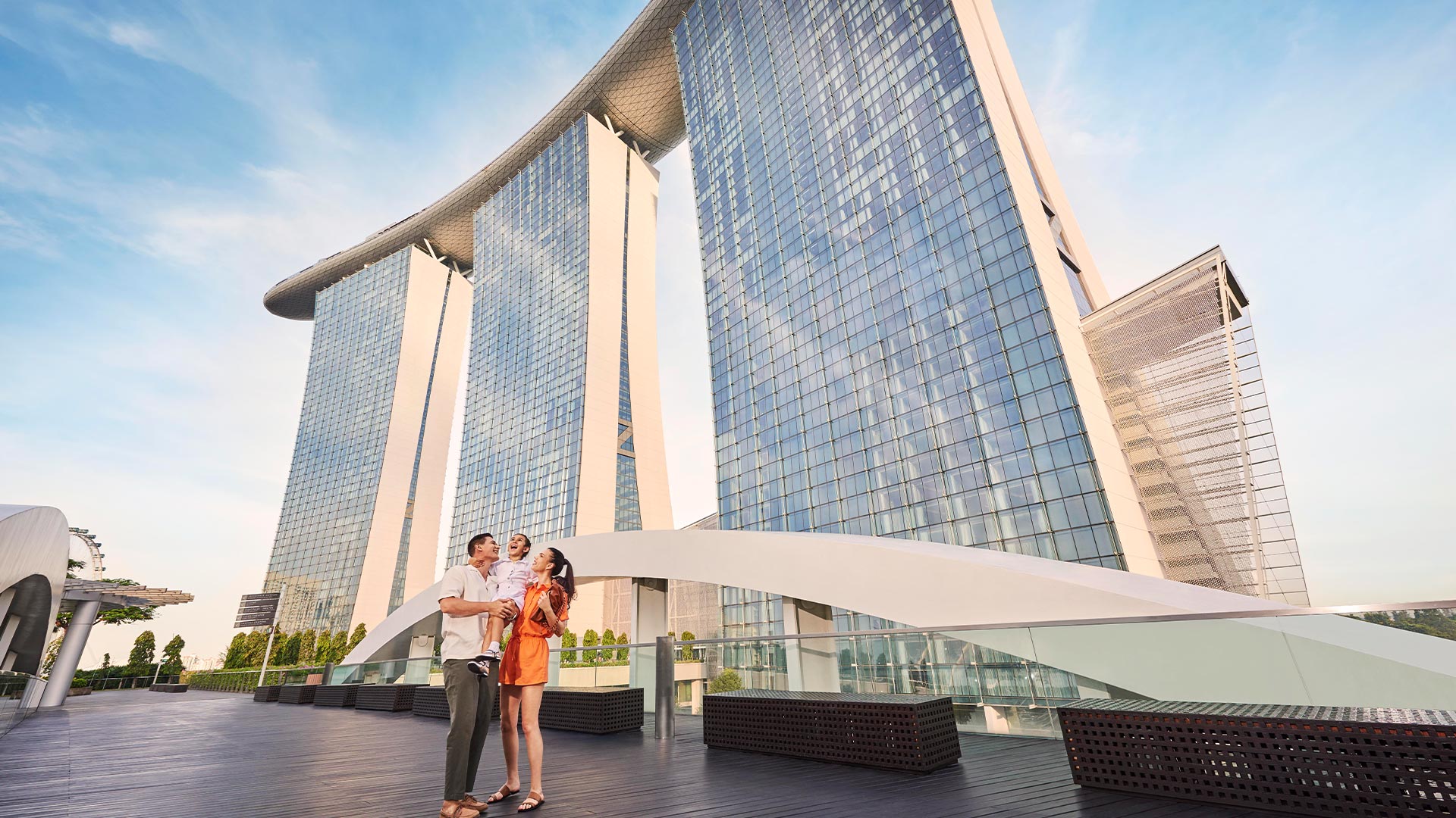 Keluarga sedang menikmati waktu mereka di salah satu hotel ramah anak terbaik di Singapura, Marina Bay Sands