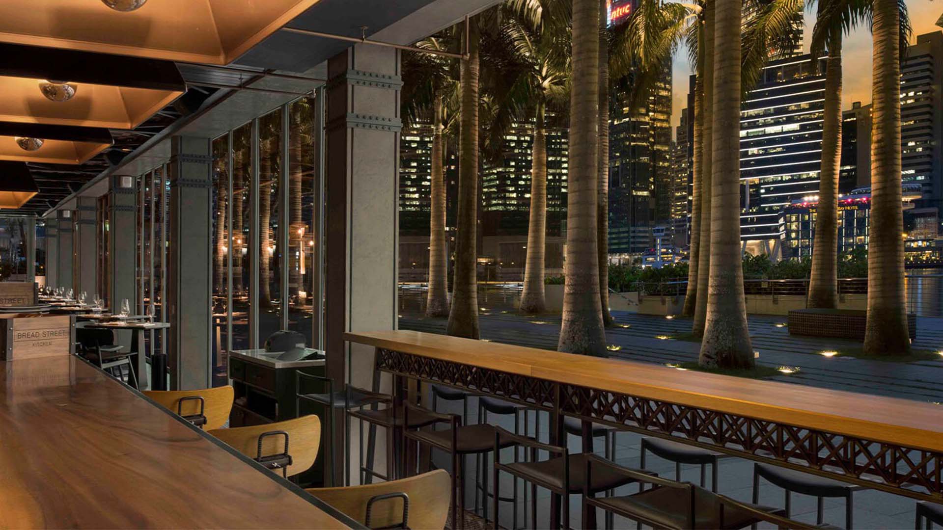 Malam santai yang penuh kegembiraan dan tawa di bar waterfront kami
