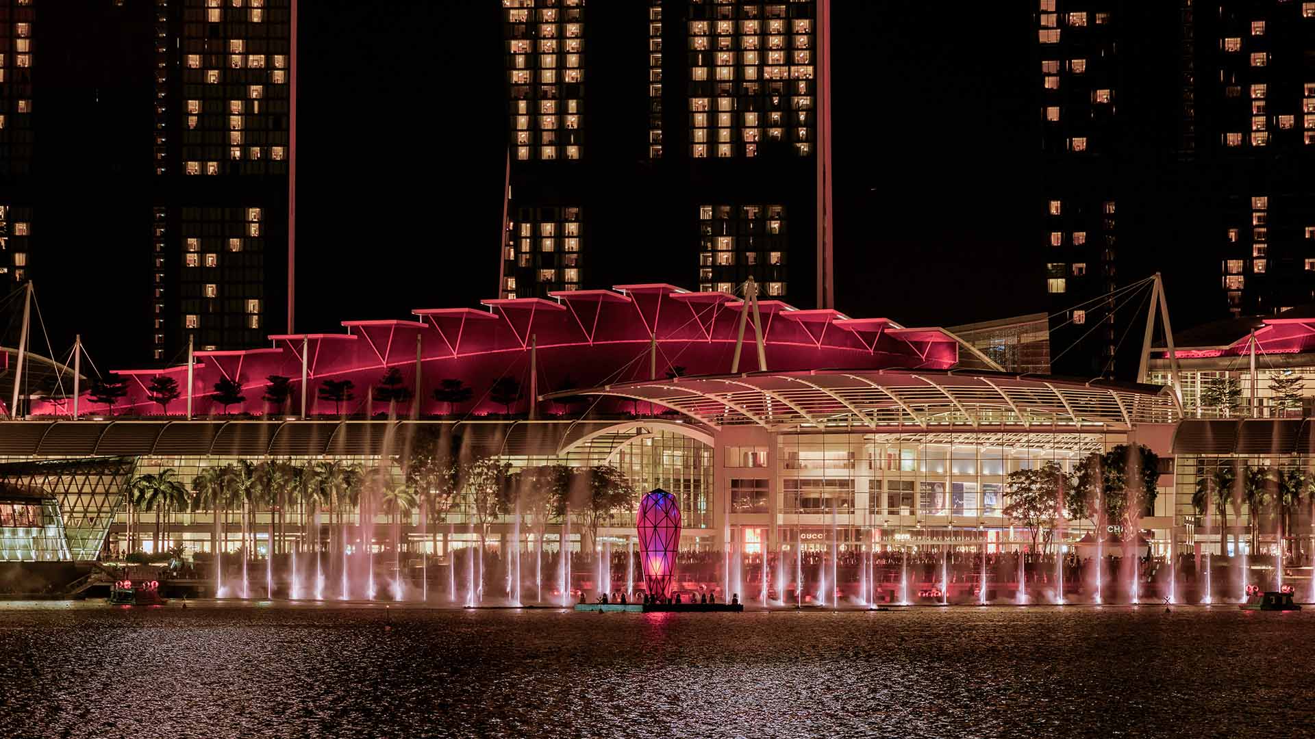 Berlayarlah bersama Marina Bay Light Show Cruise untuk menikmati pemandangan terbaik