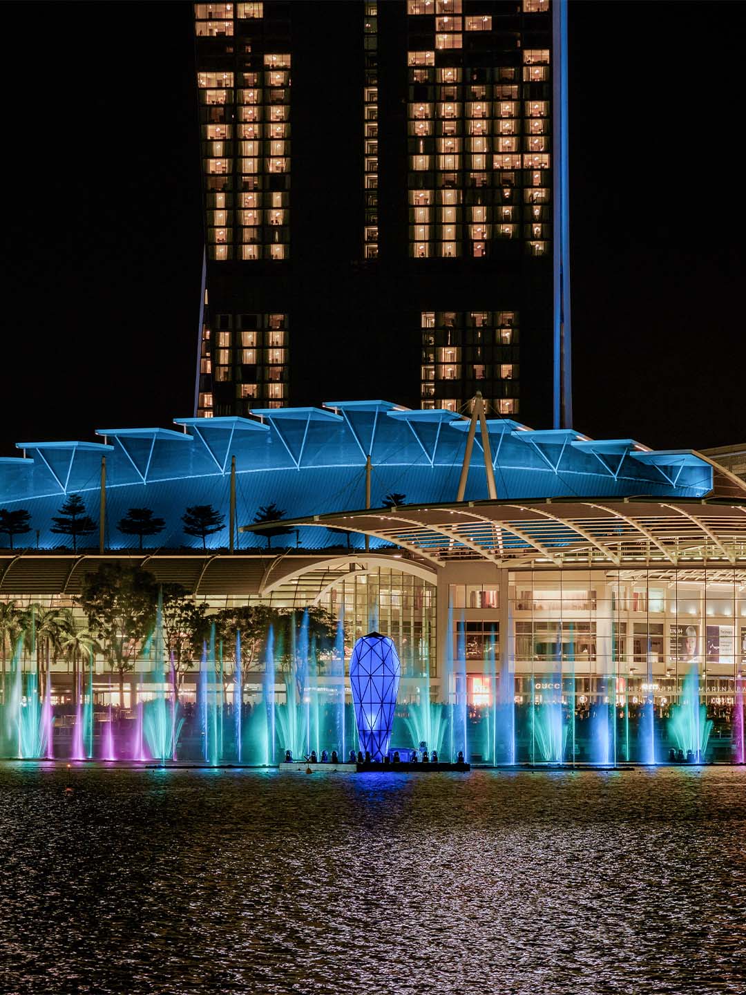 Pertunjukan cahaya dan air gratis setiap hari, tepat di depan Marina Bay Sands