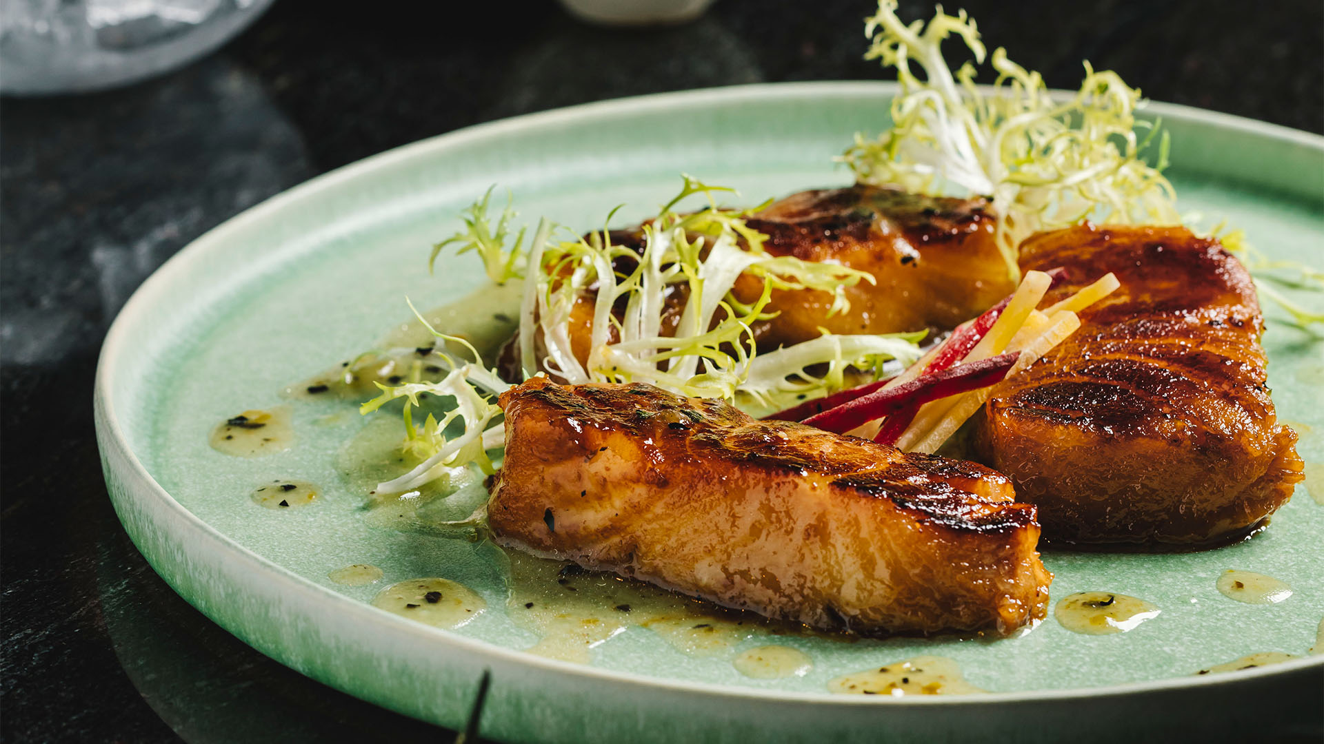 Miso Marinated Black Cod, sajian khas untuk dinikmati di KOMA sebelum menyaksikan pertunjukan musikal di Sands Theatre
