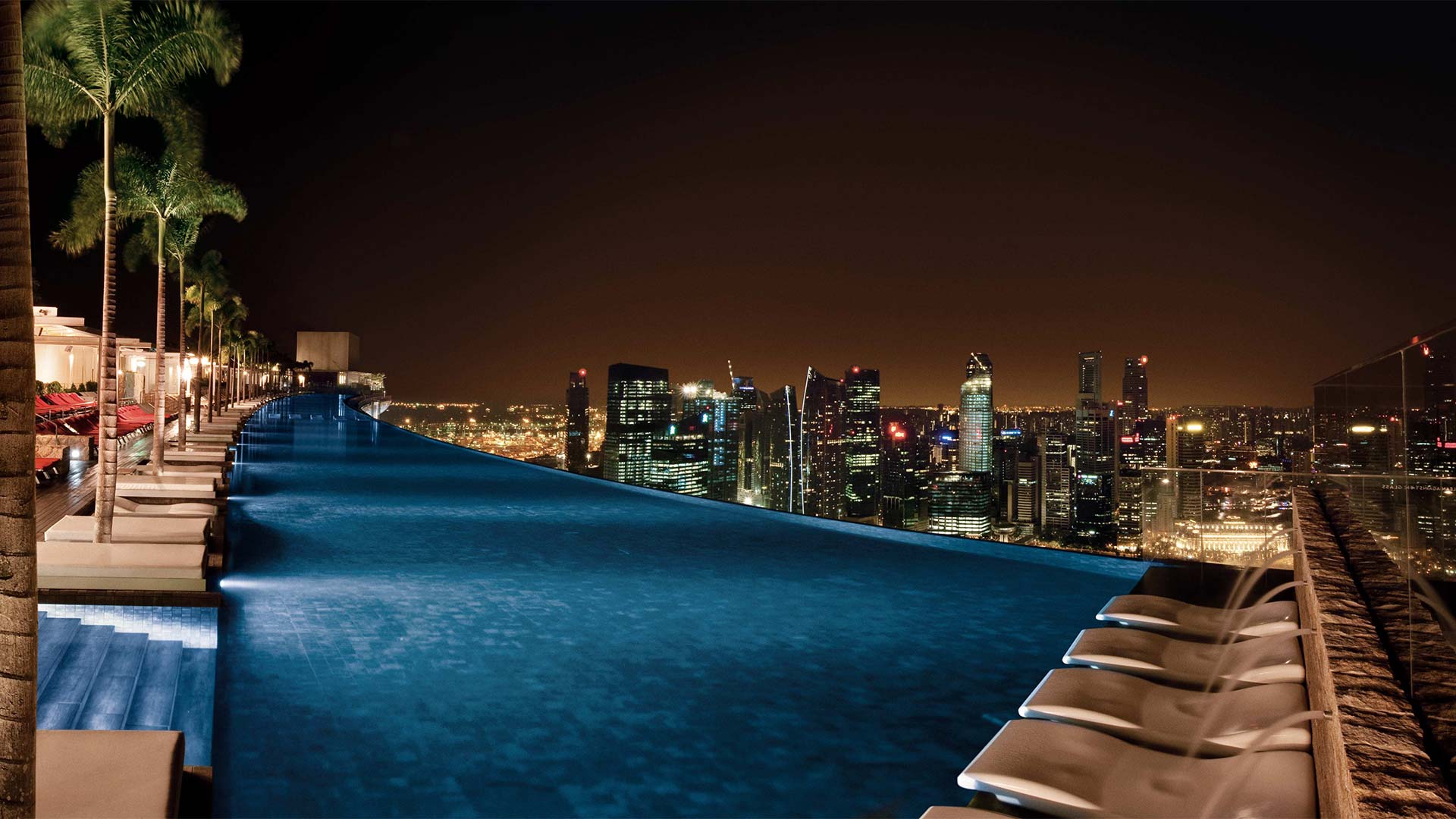 Pemandangan malam Infinity Pool terpanjang di dunia, di Marina Bay Sands