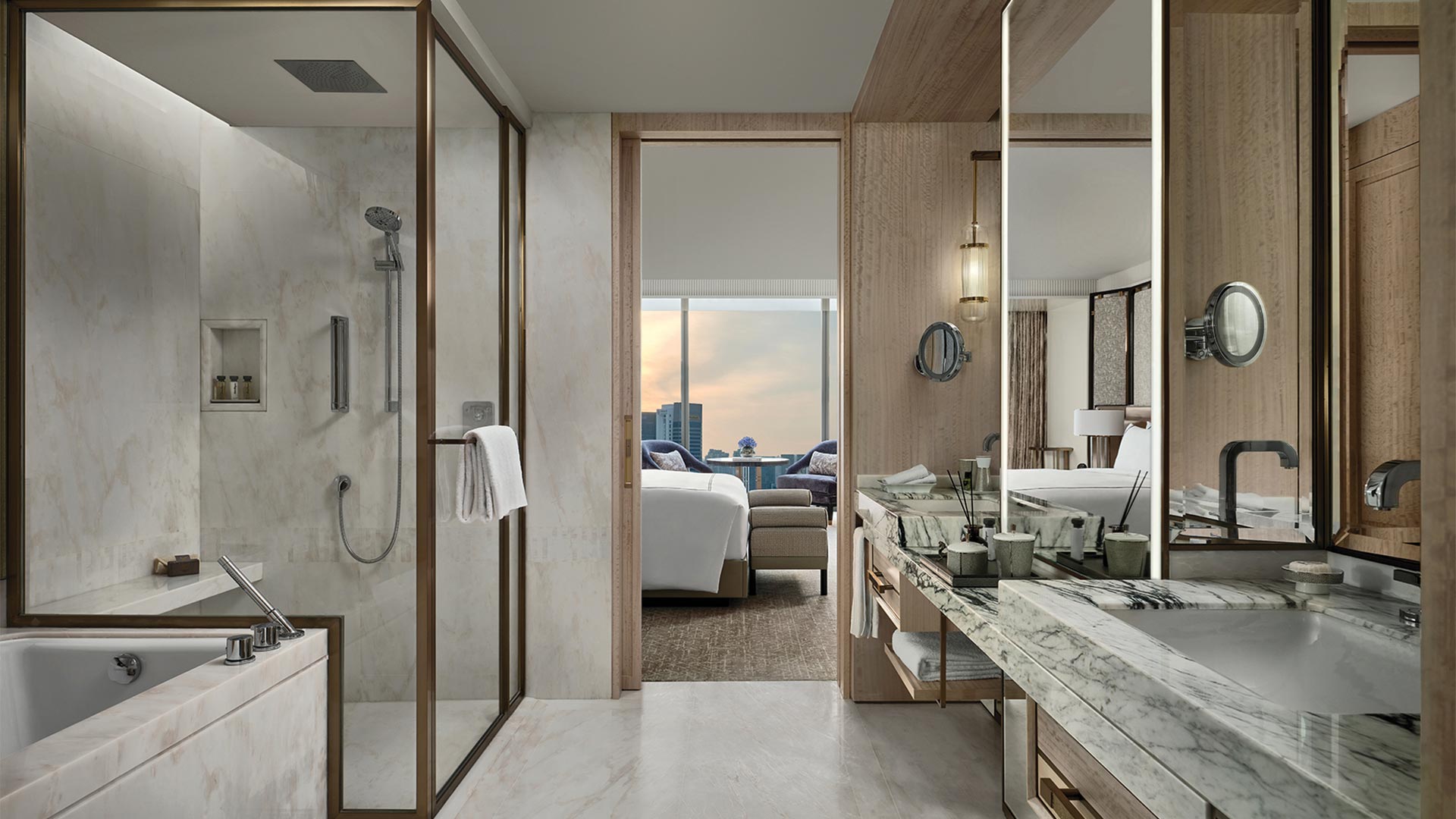 Kamar mandi dan kamar tidur Sands Premier Room di Marina Bay Sands