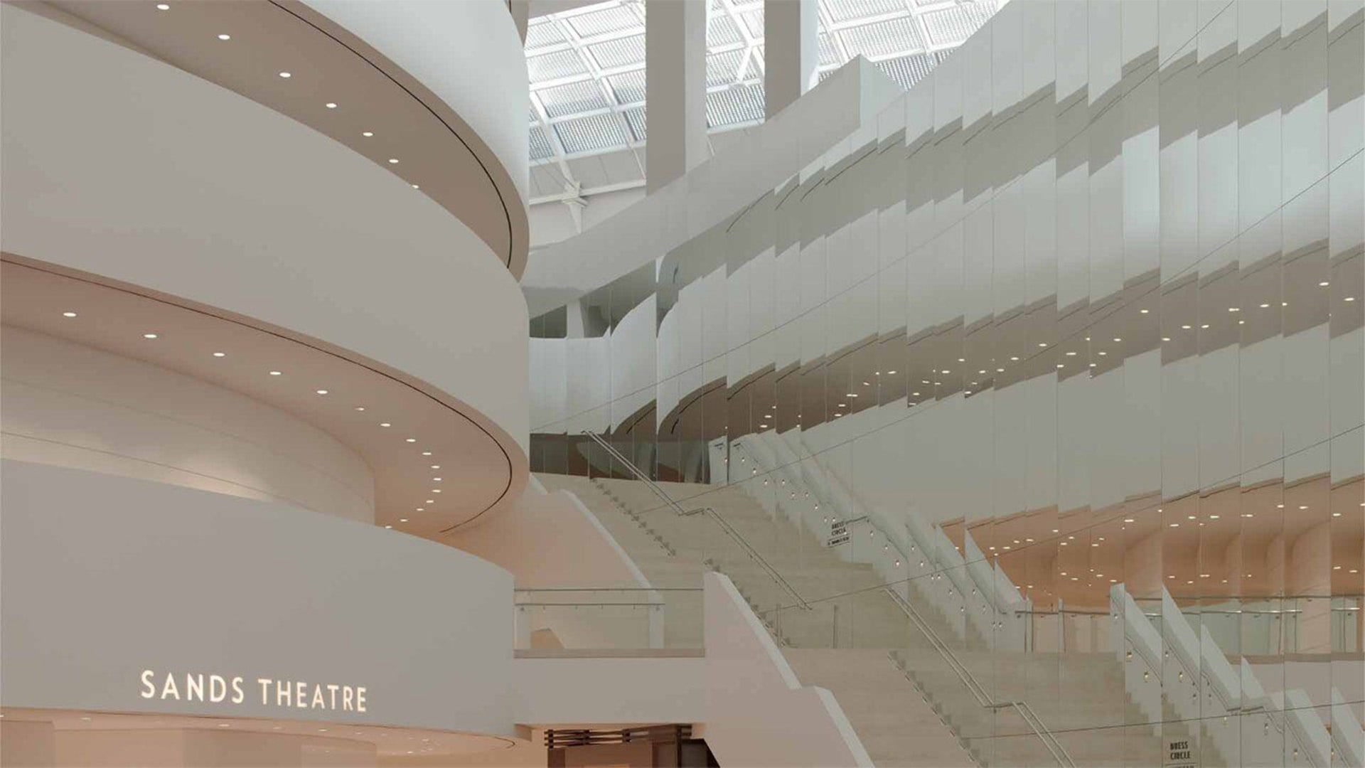 Sands Theatre, dengan keistimewaan hiburan bagi anggota Sands LifeStyle dalam program loyalitas Marina Bay Sands