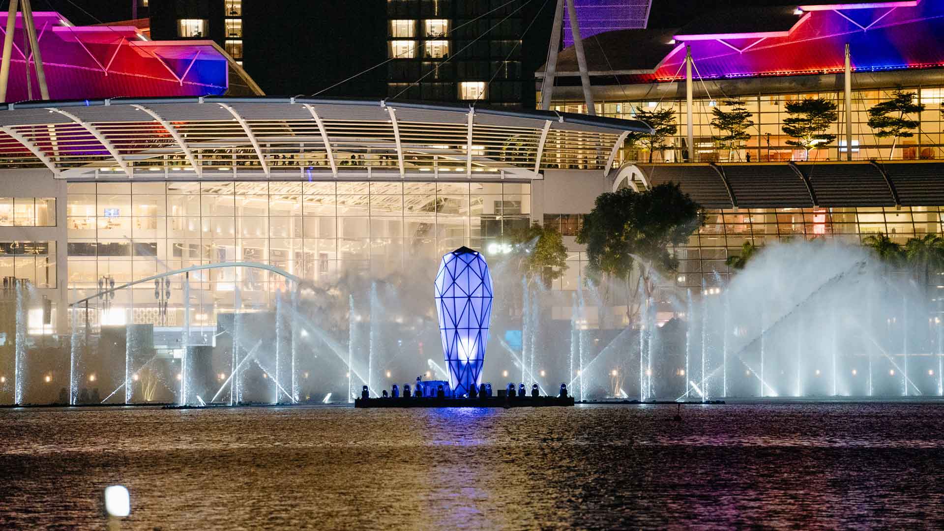 Pemandangan cahaya biru dan ungu serta pertunjukan air dari Event Plaza, Marina Bay Sands selama The Eras Tour