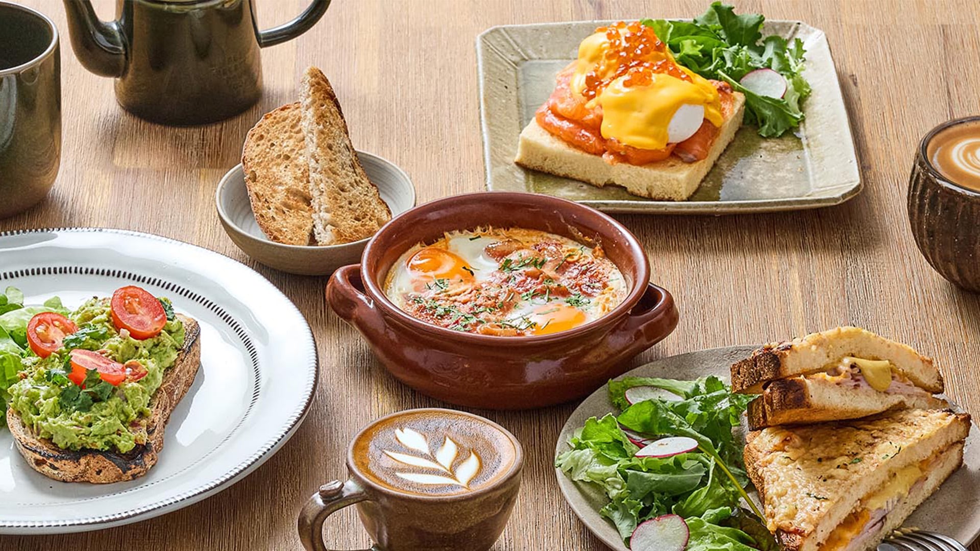 Roti panggang dan roti lapis untuk sarapan siang dari Café Nesuto, salah satu kafe sarapan siang terbaik di Singapura