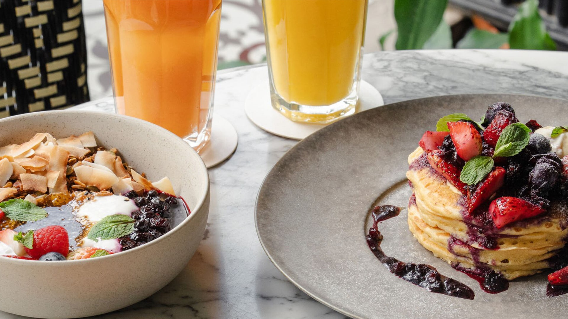 Pilihan sarapan siang kafe dari PS. Kafe di Singapura, menyajikan panekuk buah dan jus