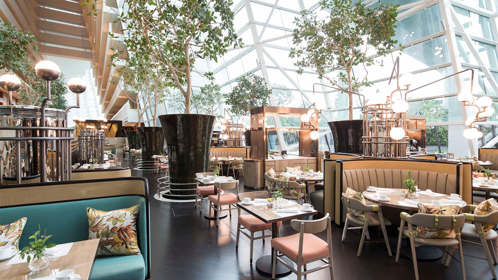 Buffet sarapan siang di RISE Restaurant di Singapura