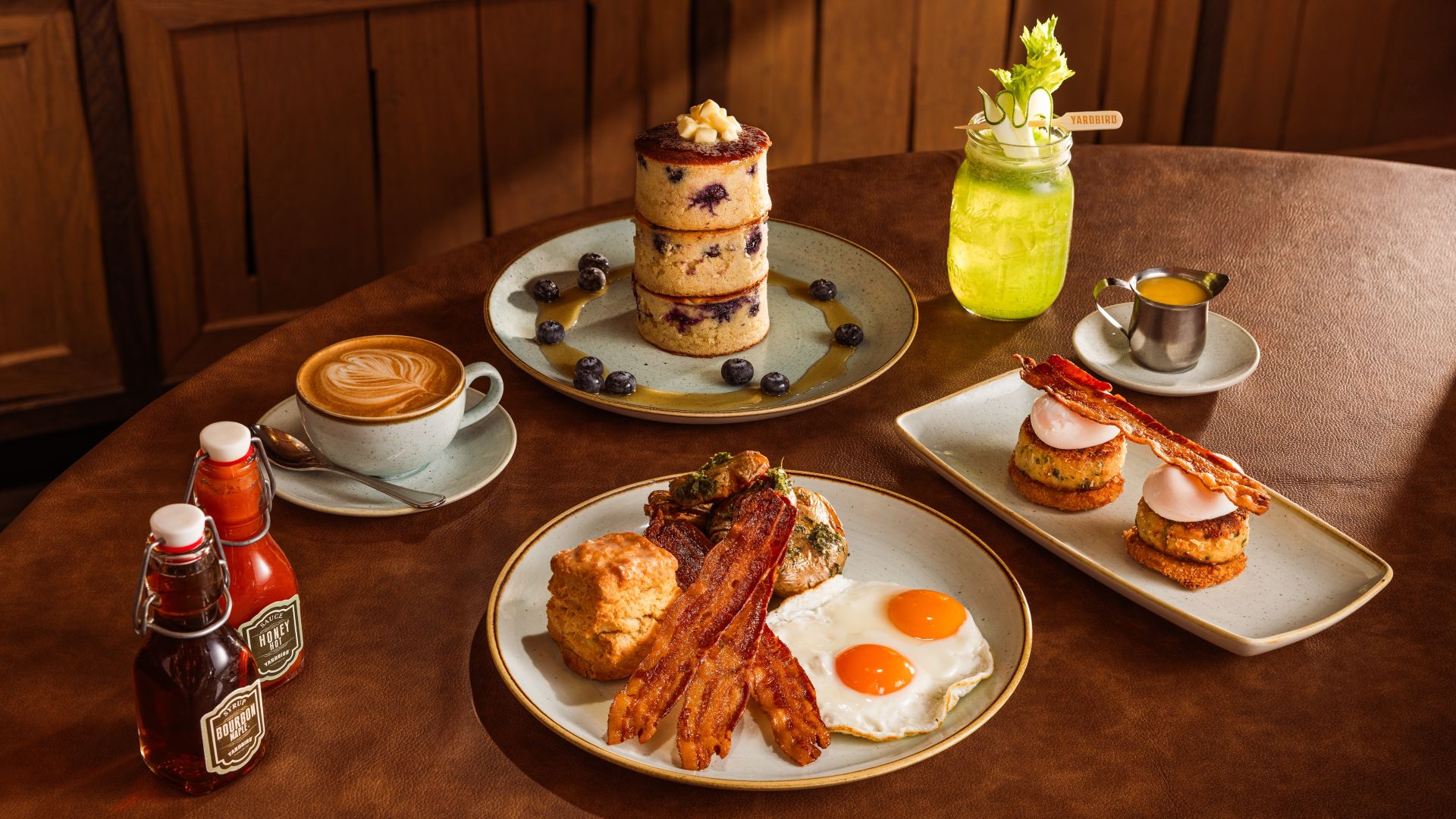 Pilihan sarapan siang yang menghadirkan bacon and eggs, blueberry pancakes, dan scones di Yardbird, salah satu destinasi sarapan siang terbaik di Singapura