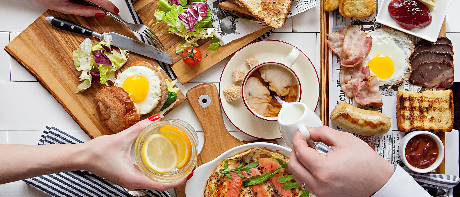 Telur mata sapi, roti panggang, dan buah-buahan disajikan di tempat sarapan siang terbaik di Singapura