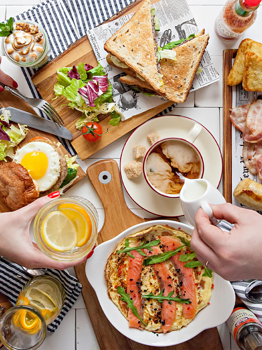 Telur mata sapi, roti panggang, dan buah-buahan disajikan di tempat sarapan siang terbaik di Singapura