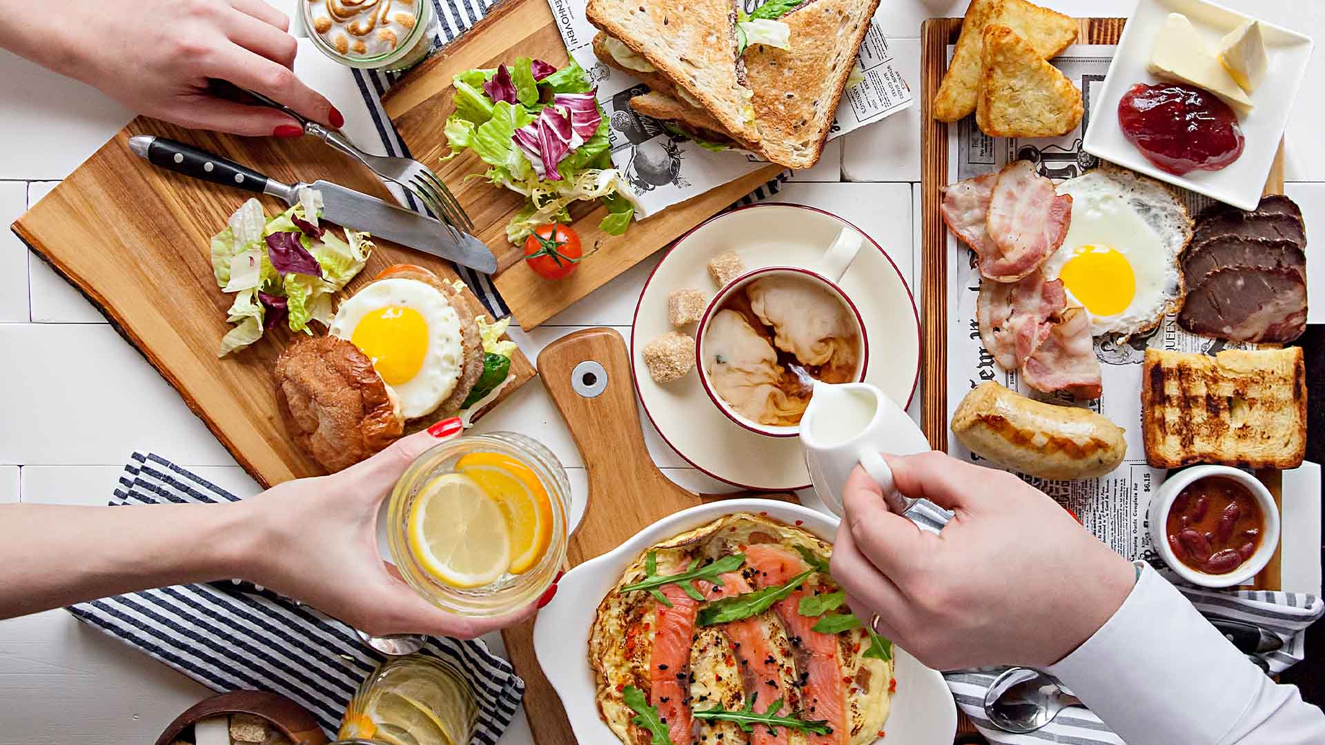 Aneka hidangan di atas meja untuk sarapan siang di Singapura