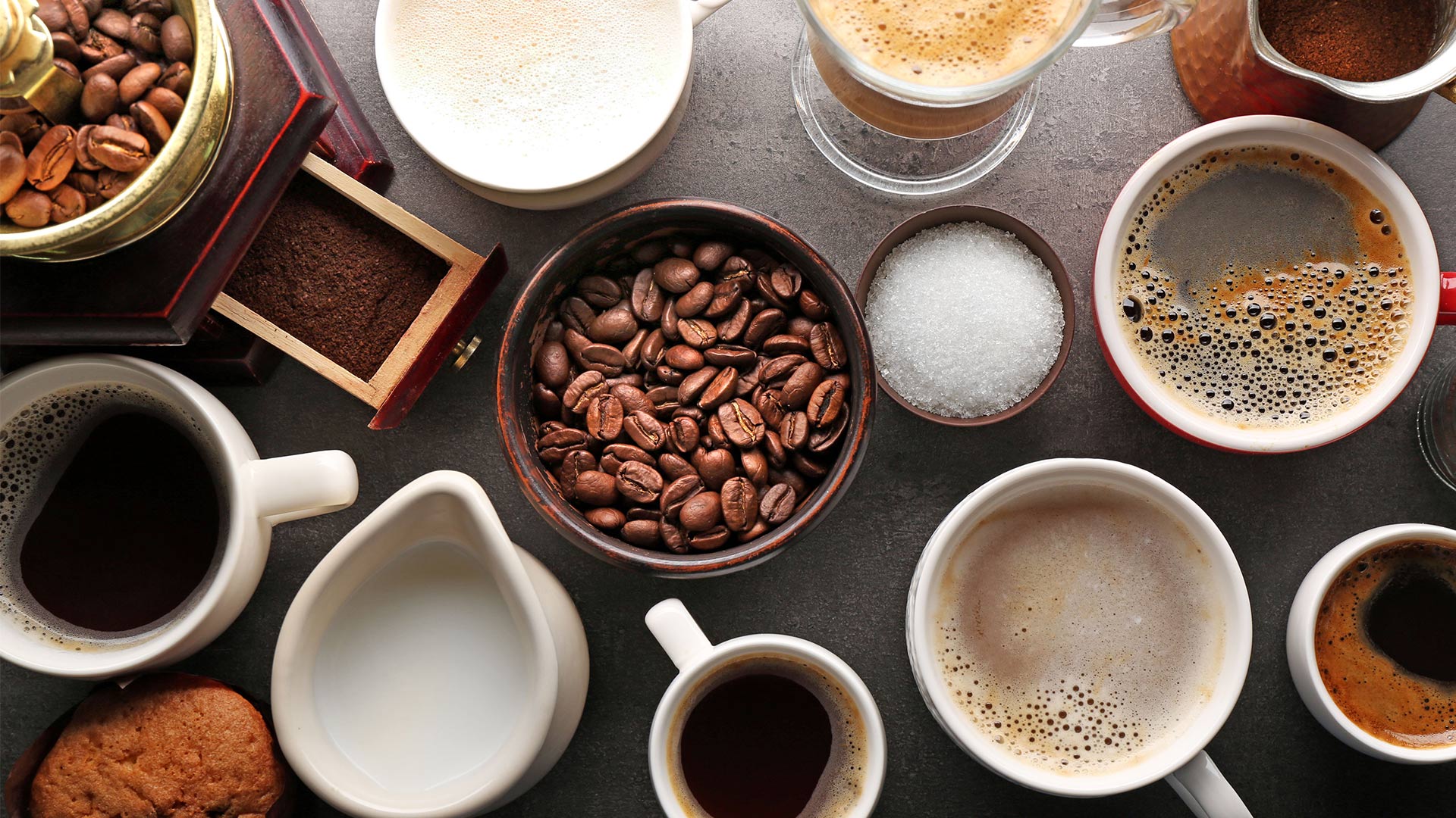 Biji kopi, latte dan berbagai jenis kopi dapat Anda temukan di kafe kopi terbaik di Singapura