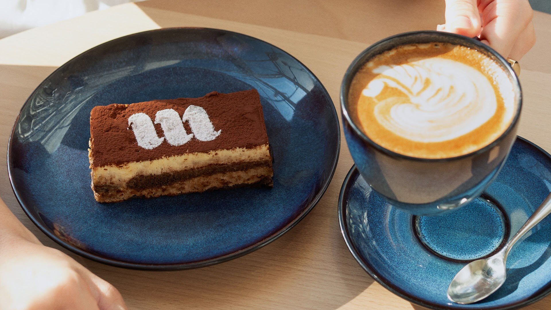 Hidangan penutup high tea dan kopi di Miracle Coffee, Marina Bay Sands