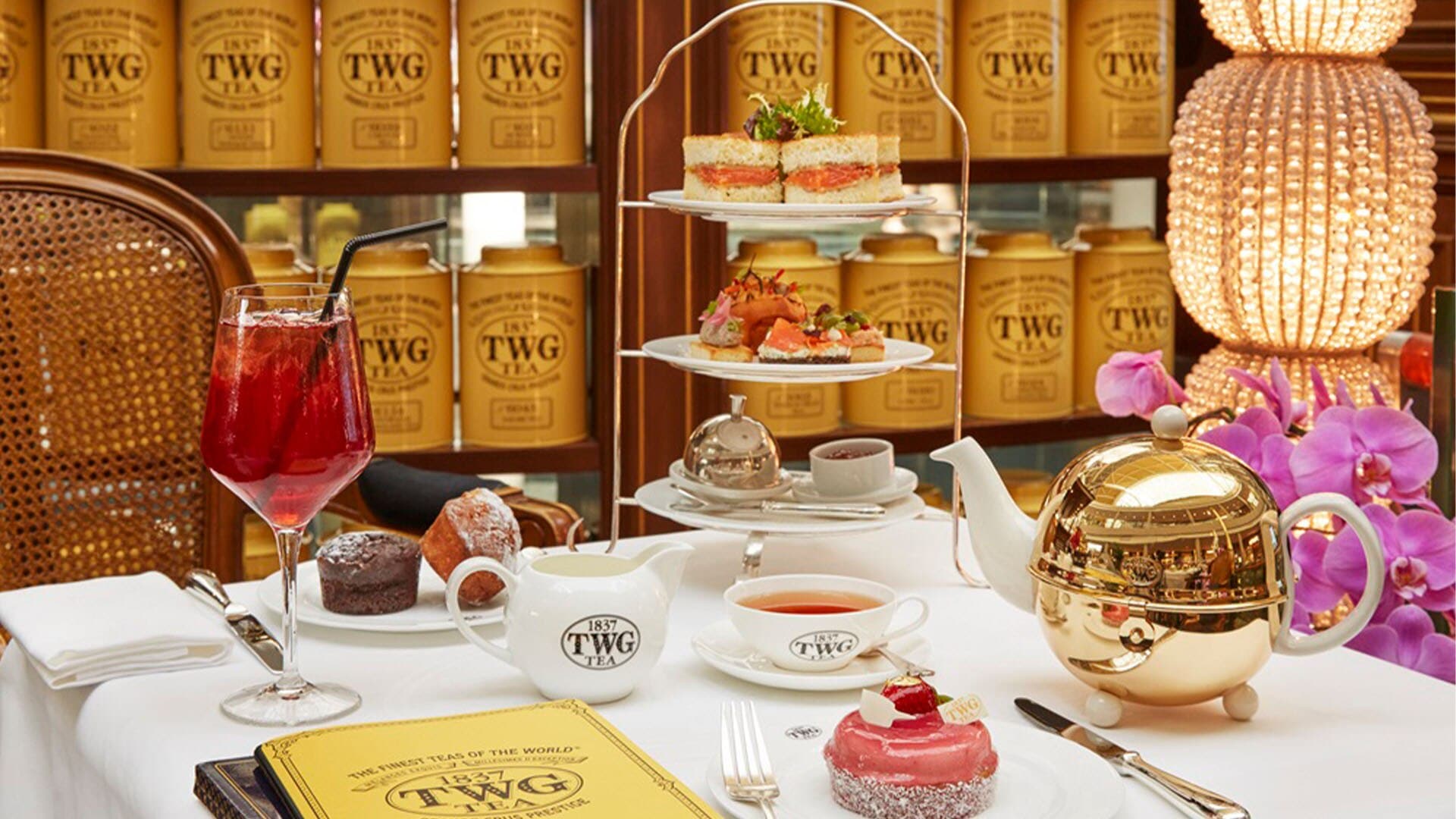 Sajian teh dan hidangan penutup bertingkat untuk high tea di TWG Tea Salon & Boutique di Singapura