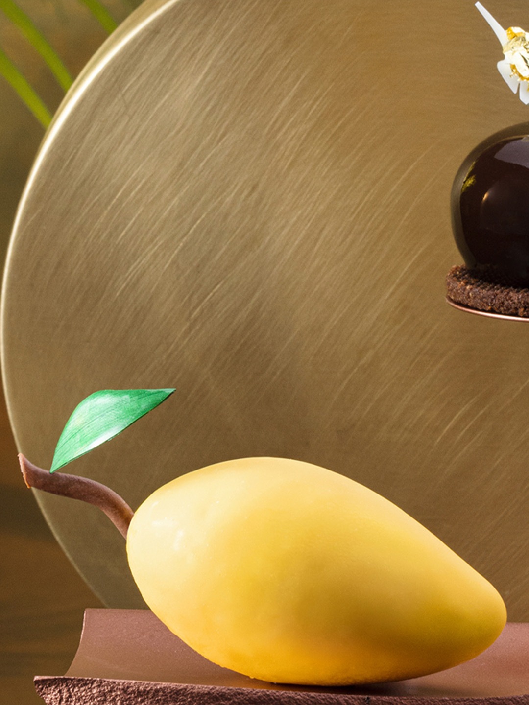 Hidangan penutup berbentuk mangga dan kue cokelat dari toko hidangan penutup dan kafe terbaik di Singapura