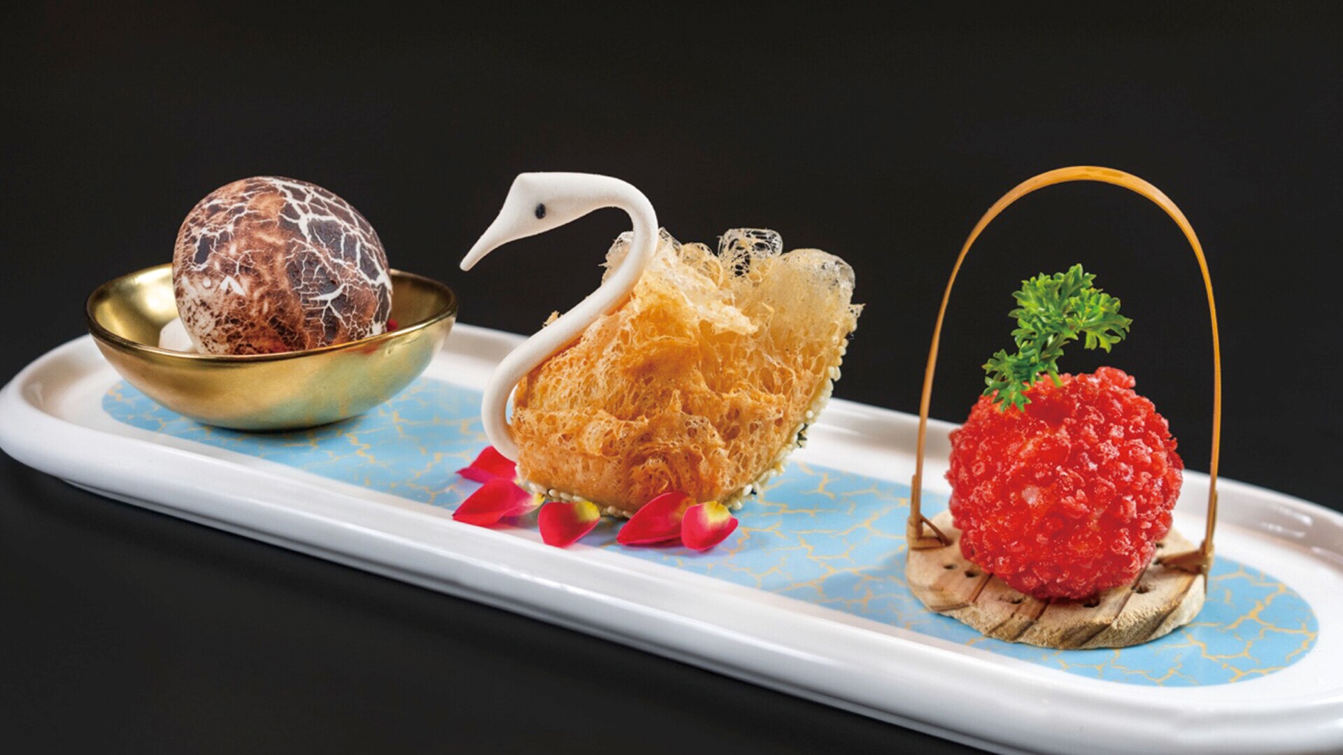 Tart telur renyah dari BLOSSOM, Restoran Tiongkok di Singapura