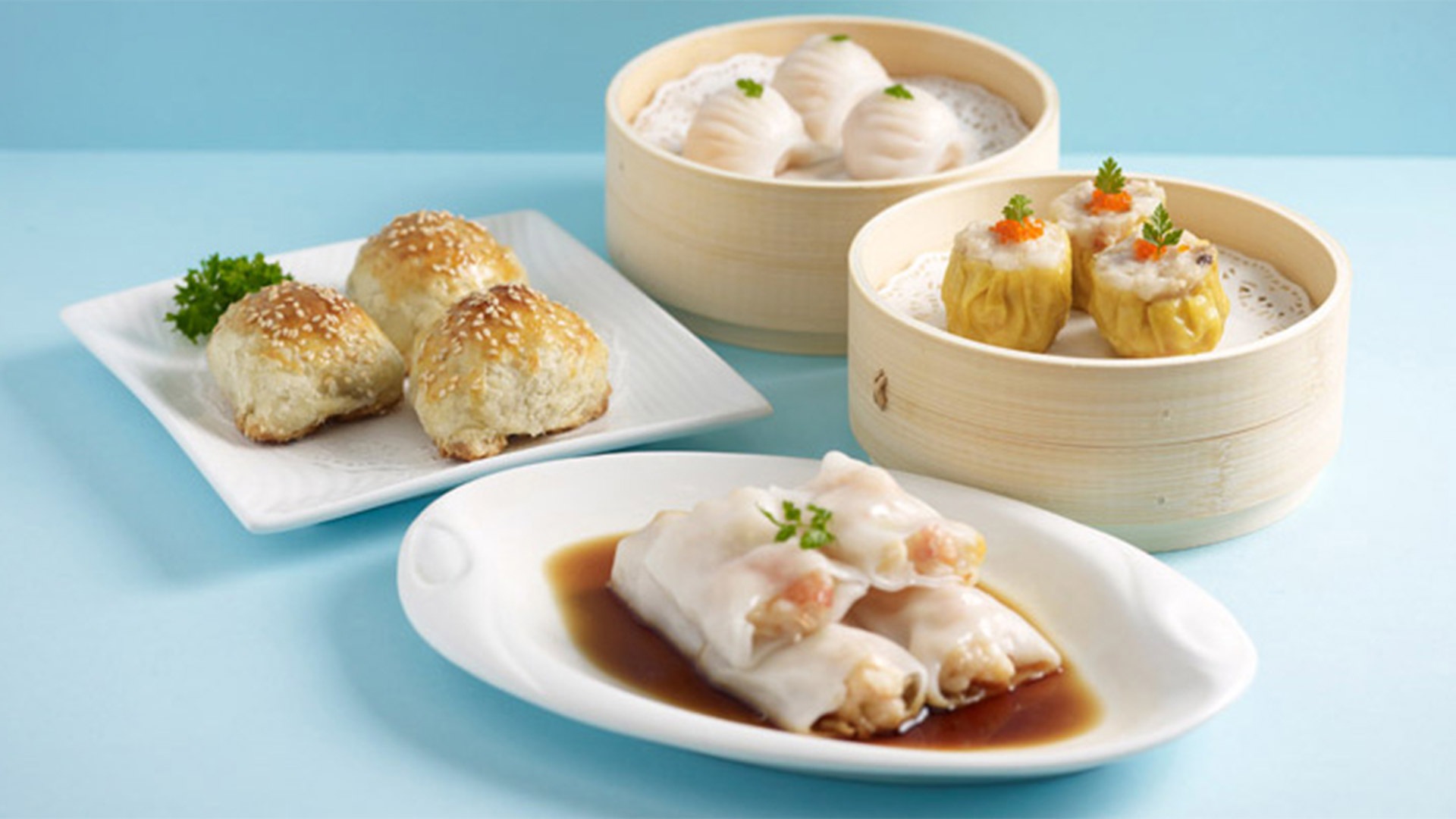 Keranjang dan piring berisi dim sum dari Canton Paradise, restoran Tiongkok di Singapura