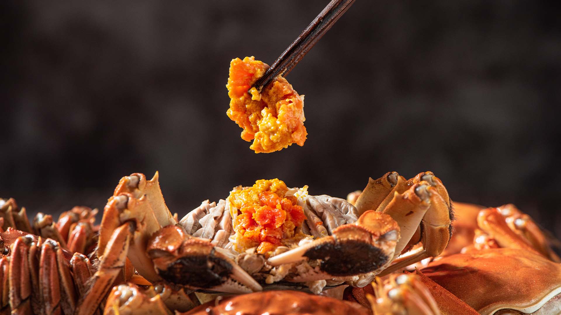 Telur keemasan dari kepiting bulu yang didatangkan dari Shanghai, disajikan di salah satu restoran kepiting bulu terbaik di Singapura