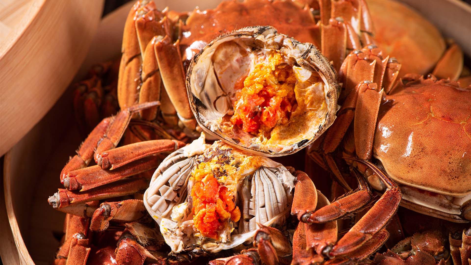 Steamed hairy crab dengan isian telur berwarna Gold di Le Ju Xuan, Restoran Tiongkok baru di Singapura