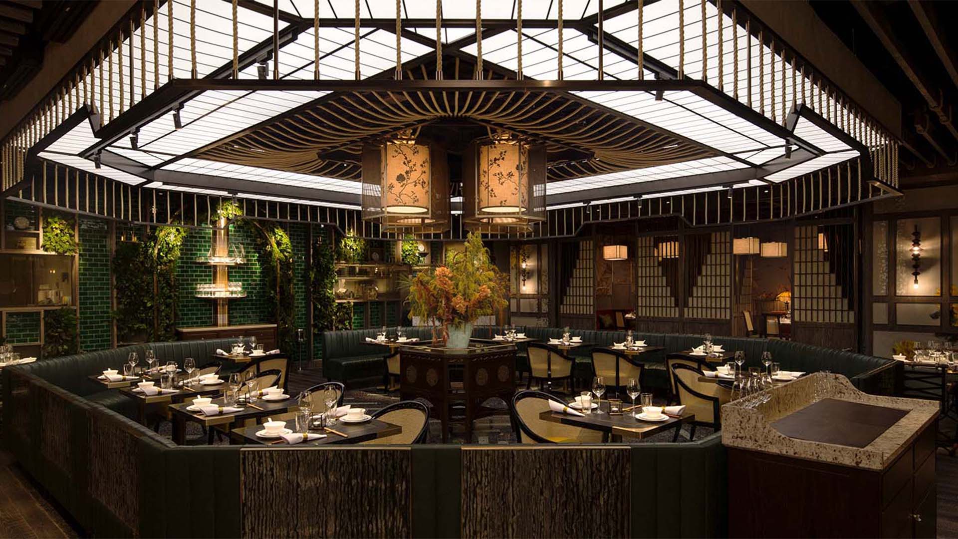 Area bersantap di Mott 32 Singapore, sebuah Restoran Tiongkok dengan menu yang terinspirasi dari kepiting bulu pada musim ini