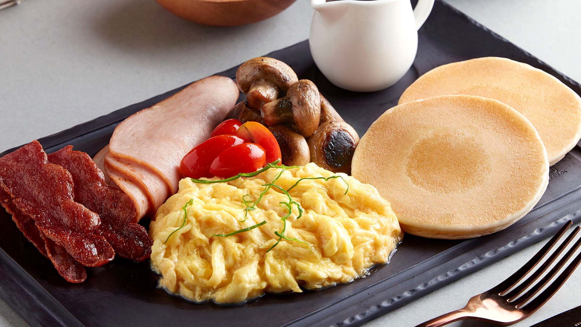 Pancakes with bacon and eggs platter dari Beanstro, sebuah kafe Halal di Singapura 